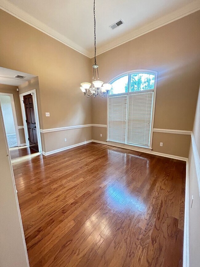 Building Photo - 4 BEDROOM/2 BATH HOME + Bonus Room in Rive...