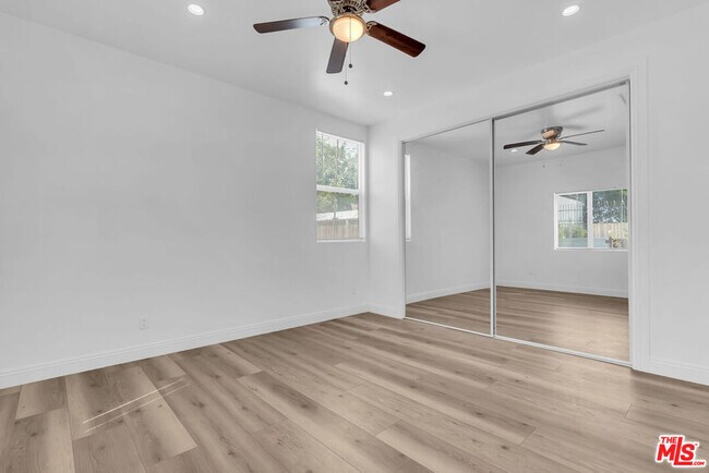 Building Photo - 261 W 43rd Pl