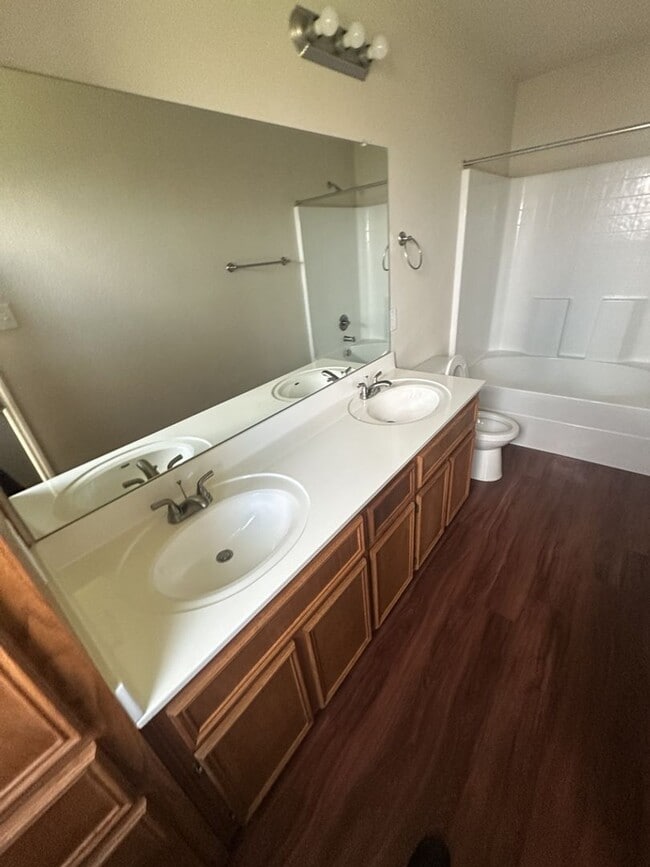 Building Photo - AVAILABLE NOW! (SECTION 8 ACCEPTED)