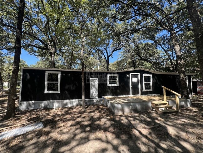 Building Photo - Beautiful Remodeled 3 Bed 1.5 Bath