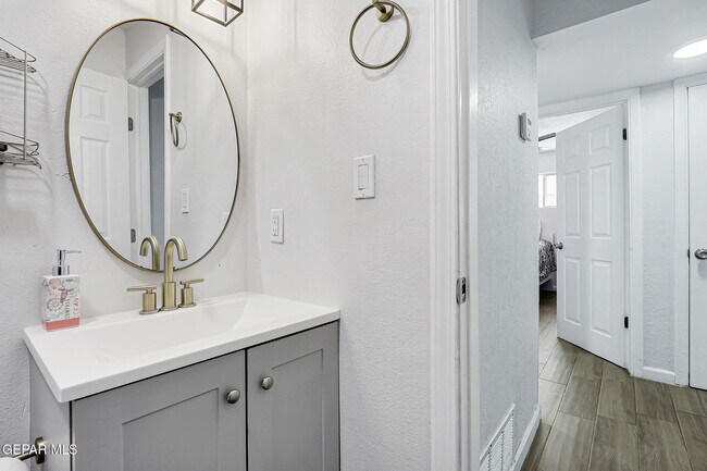 Building Photo - 9128 Diana Dr