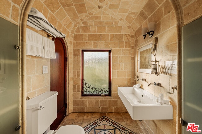 Building Photo - 2002 N Las Palmas Ave