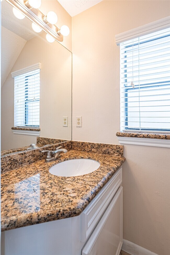 Building Photo - 2306 Potomac Dr