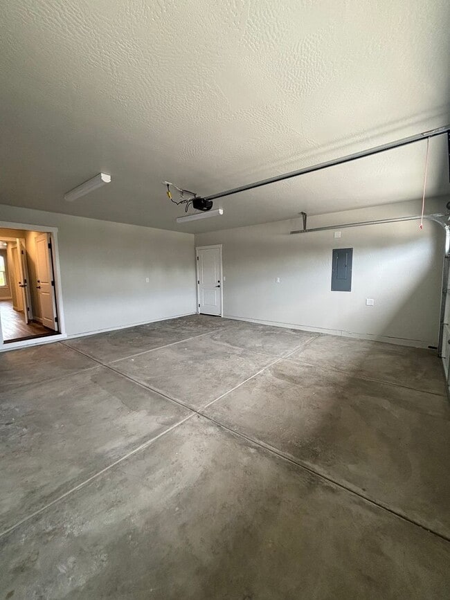 Building Photo - 6920-2t - 4738-4740 Gebhard