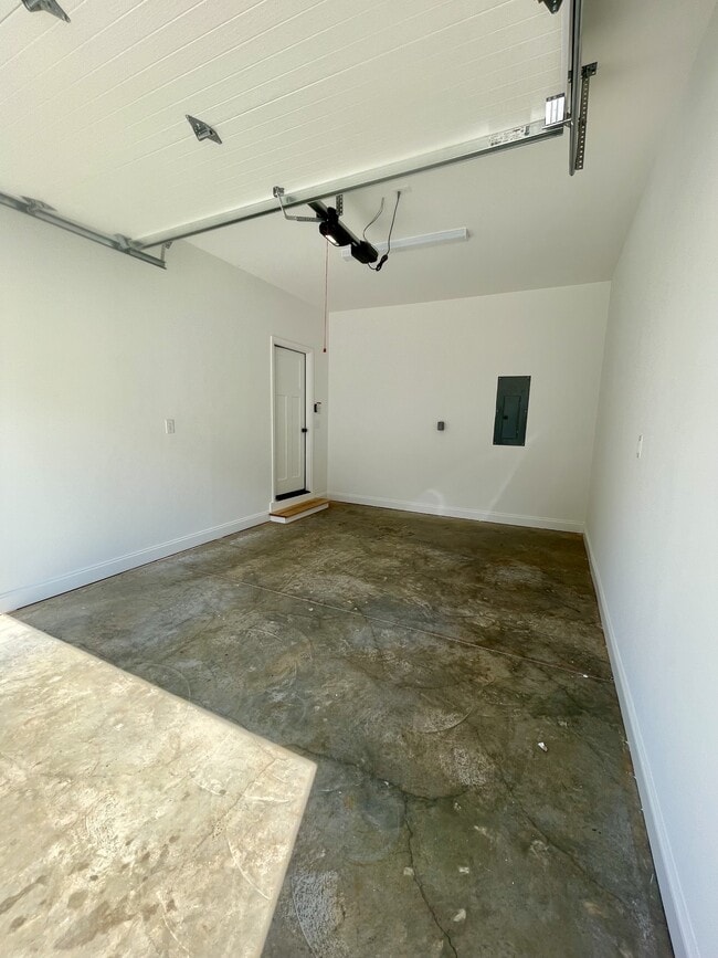 Building Photo - 136 Independence Ln