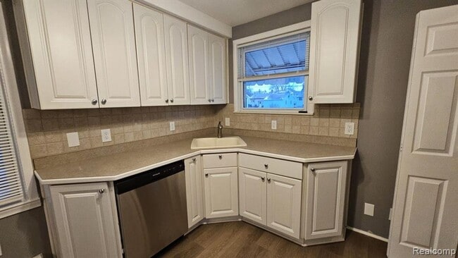 Building Photo - Beautifully Updated 3-Bedroom Home with Finished Basement & Spacious Backyard in Prime Royal Oak ...