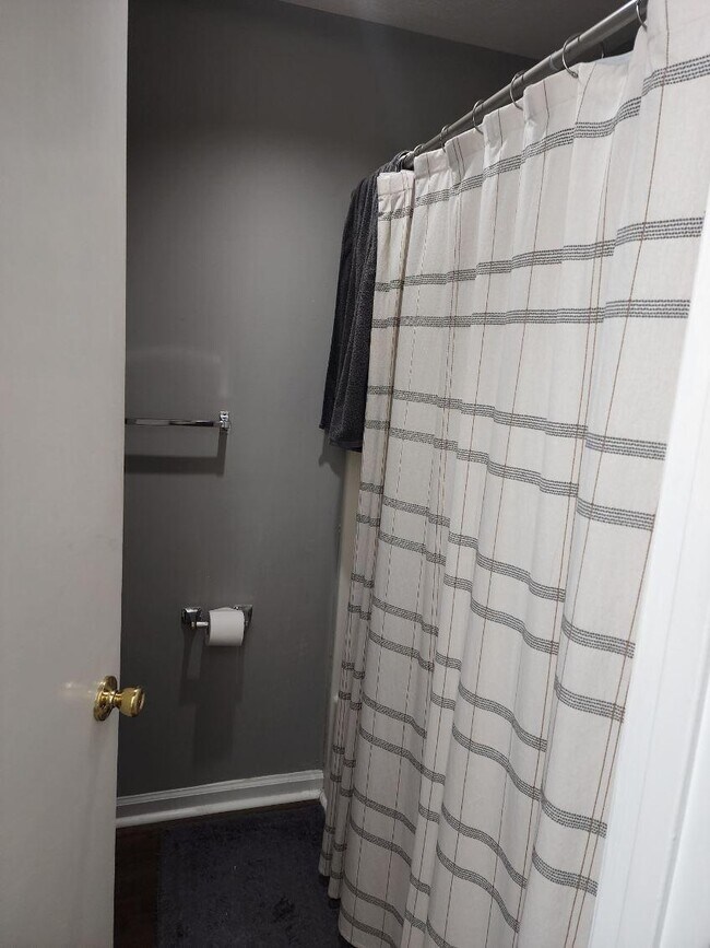 Building Photo - 562 Woodland Ave