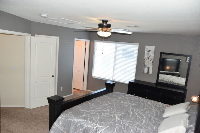 Building Photo - 8765 Country Pines Ave