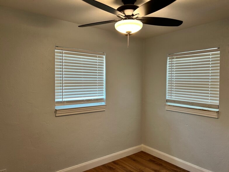 Building Photo - 827 40th St S