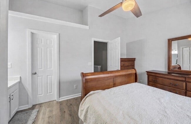 Building Photo - Modern Comfort & Convenience in Regents Green Townhome