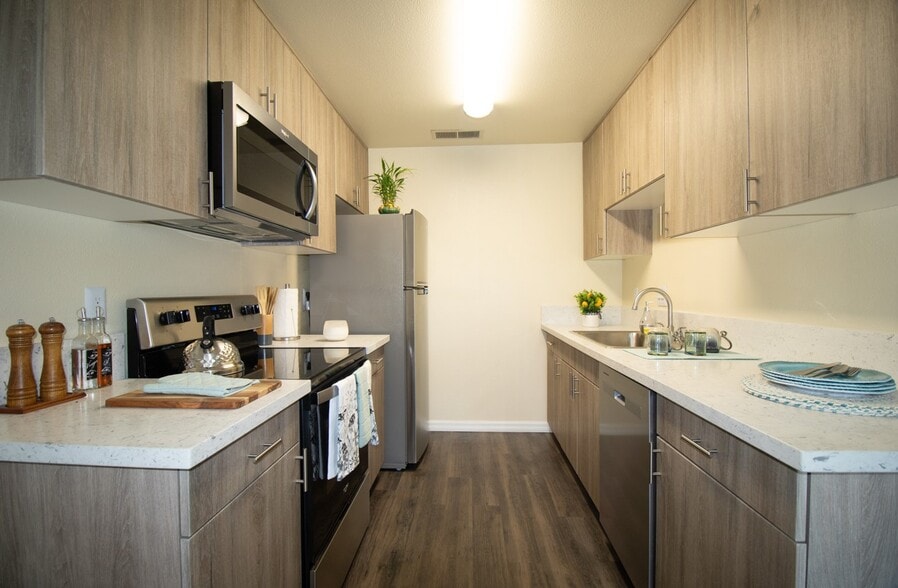 Primary Photo - Gold Coast Apartments *$1,000 Off*