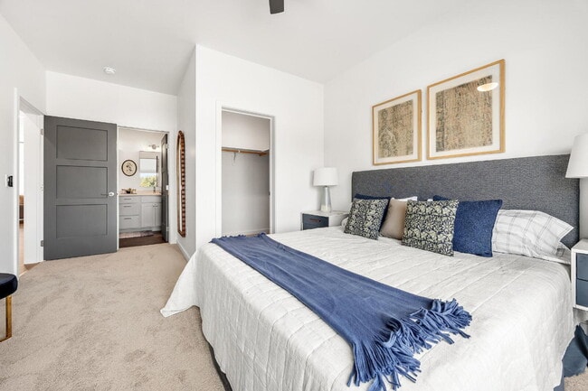 Building Photo - Modern 2-Bed Townhouse... Ideal for Professionals or Travelers