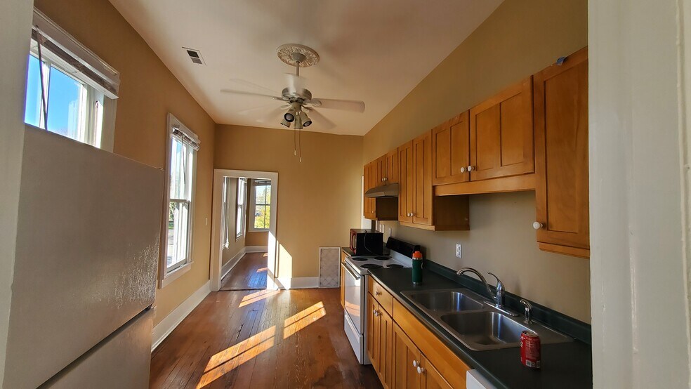 Building Photo - 210 N 6th St