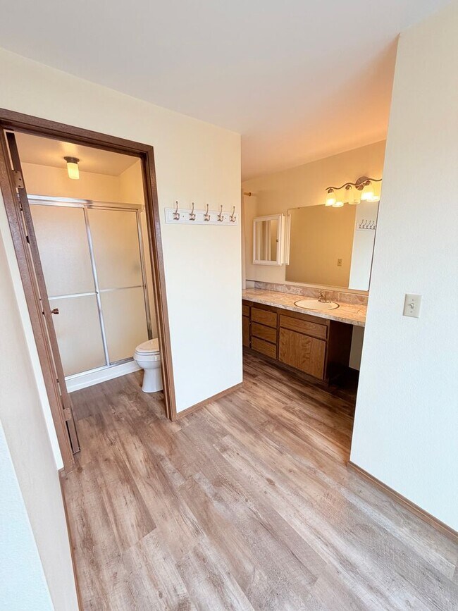 Building Photo - Bright Penthouse Corner Unit w/Garage Parking included - Panoramic Views in Ballard!