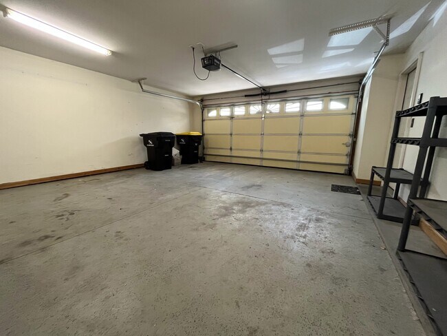 Building Photo - 307 NE Sandalwood