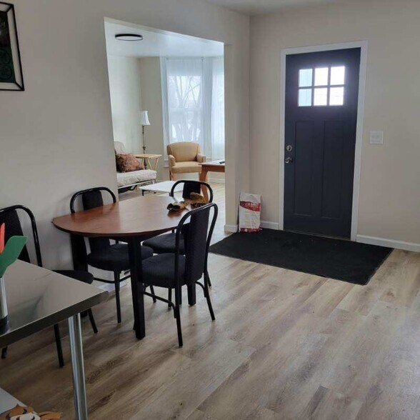 Building Photo - 1213 Center St