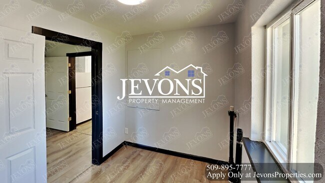 Building Photo - Embrace the cozy charms of this single-family home in Yakima's heart