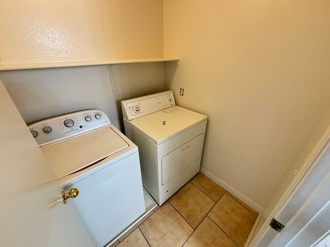 Building Photo - Beautiful 3Bed/3Bath Townhome w/ Garage lo...
