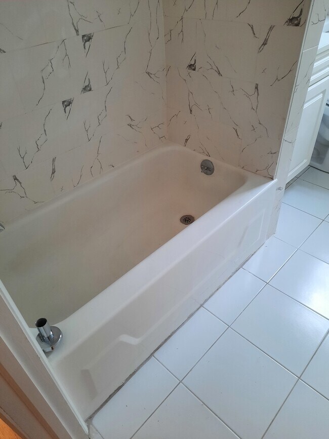 Tub - 23 Cortlandt St