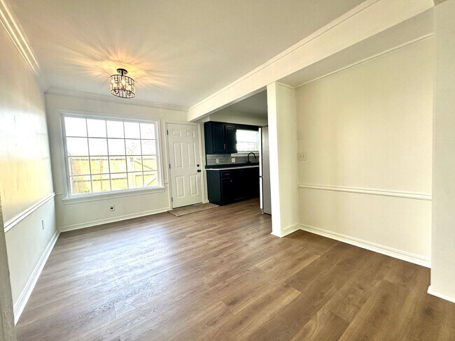 Building Photo - Well appointed 2 bed, 2.5 bath Townhouse Partial Utilities Included!