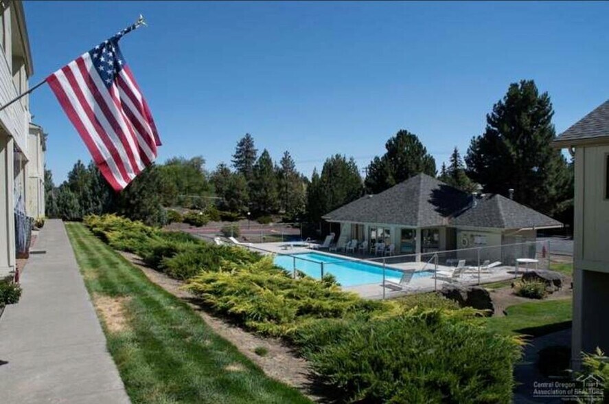 community pool/hot tub and tennis courts - 1050 NE Butler Market Rd