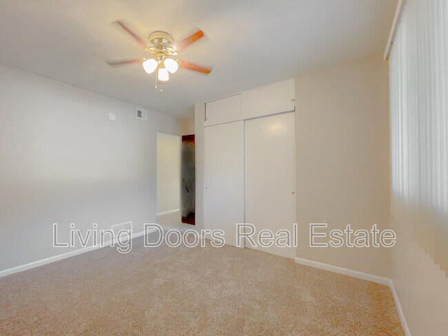 Building Photo - 4711 Gladstone St