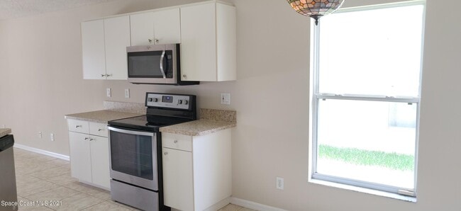 Building Photo - 2148 Caledonia Pl