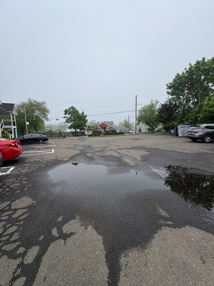 Building Photo - 129 Cosey Beach Ave