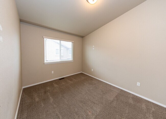 Building Photo - Centrally Located End Unit 3 Bed Townhouse in D20