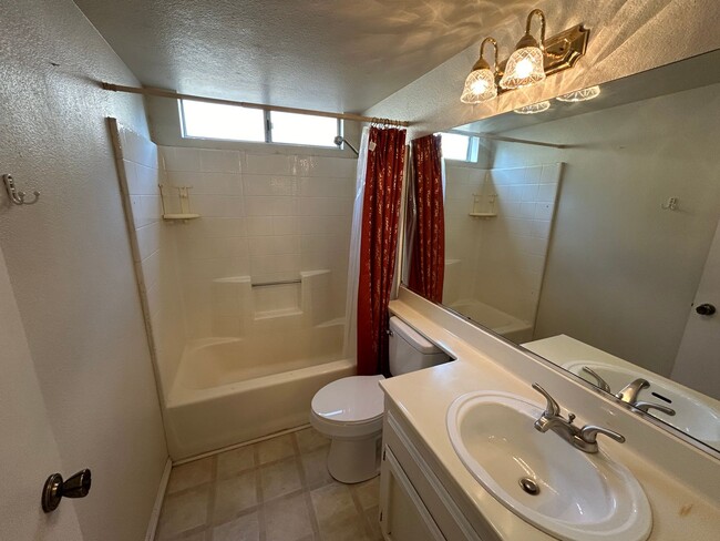 Building Photo - Cute 3 Bed/2 Bath Home in Oildale w/ Solar, RBP & $0 Deposit Option