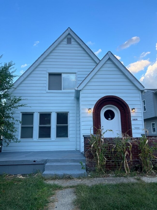 Building Photo - Charming residence boasts two spacious bed...