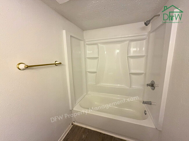 Building Photo - 3 Bed / 2 Bath Townhome - Fenced Yard, Community Pool