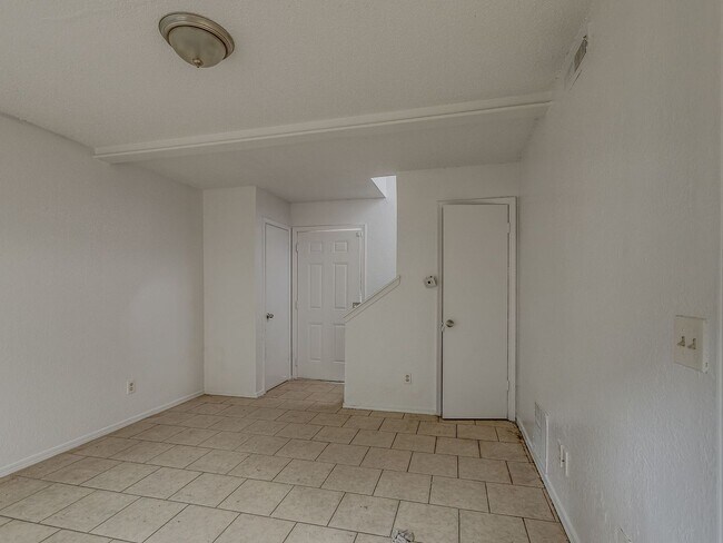 Building Photo - MOVE IN SPECIAL NO DEPOSIT OR APPLICATION ...