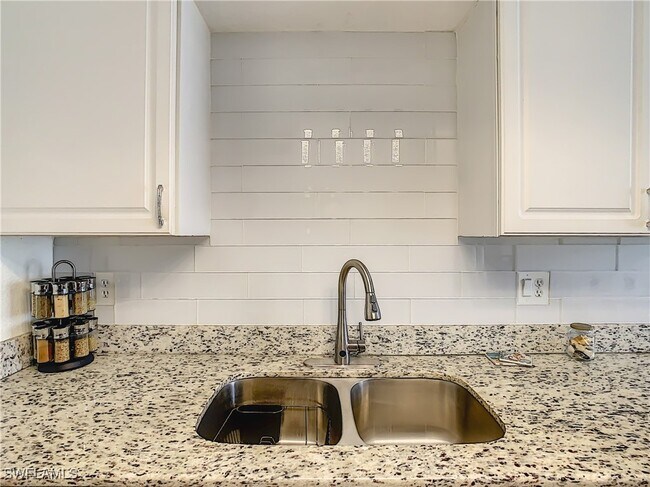 Building Photo - 4625 Bayshore Dr