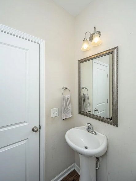 Downstairs Bathroom - 72 Crossandra Ave