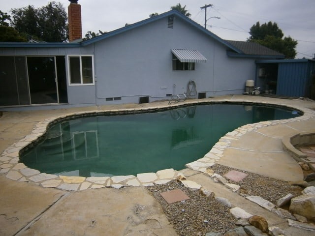 Building Photo - Single Story Home 4 bedroom + Enclosed pat...