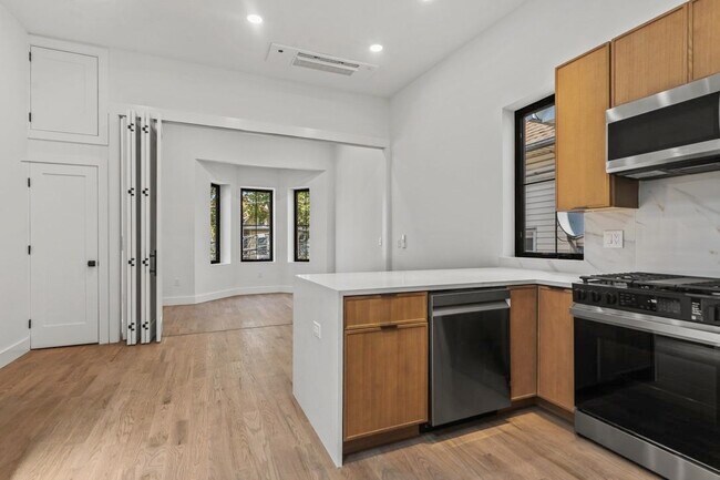 Building Photo - 41 47th St