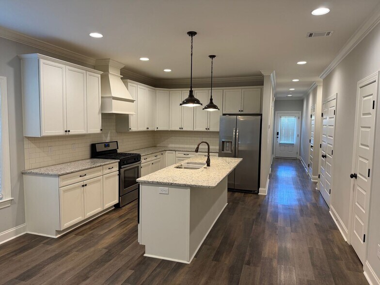 Building Photo - End Unit 3 Bedroom Townhome in Auburn