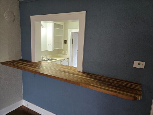Building Photo - 608 Chautauqua Ave