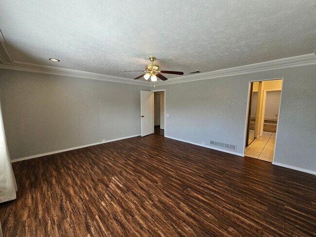 Building Photo - AVAILABLE NOW!