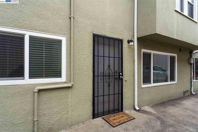 Building Photo - 5478 Vicente Way