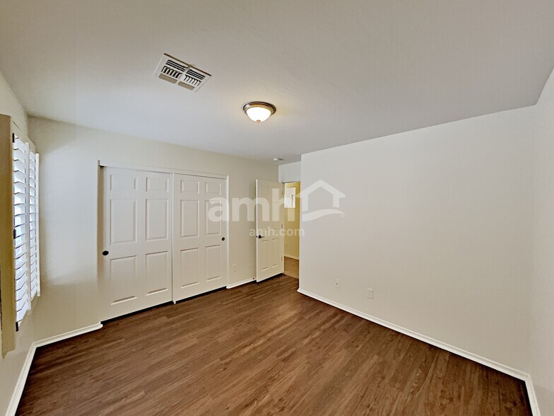 Building Photo - 12729 W Earll Dr