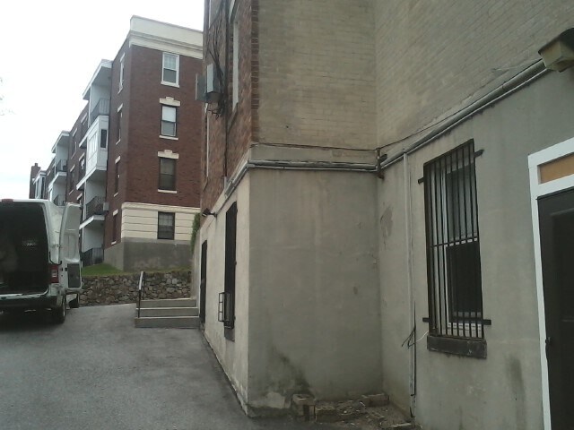 Building Photo - 2035 Commonwealth Ave