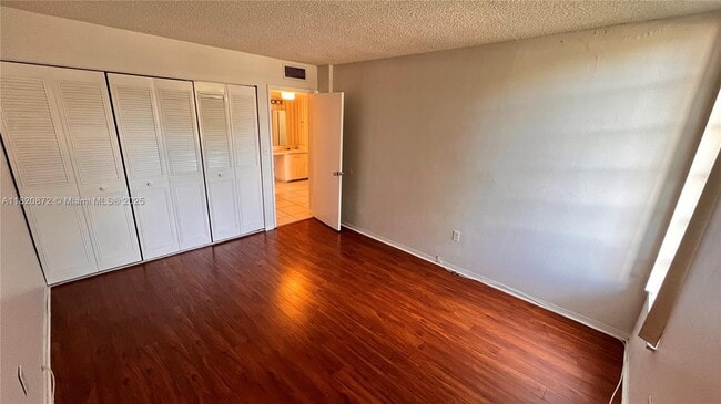 Building Photo - 8850 Fontainebleau Blvd