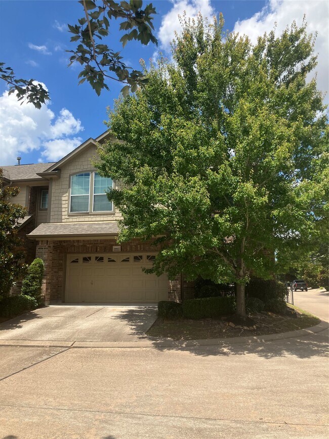 Building Photo - 8907 Kleewood Dr