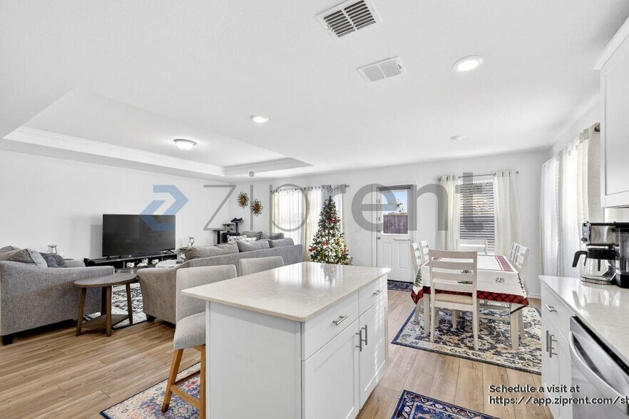 Building Photo - 2301 Vlg Crk Ln