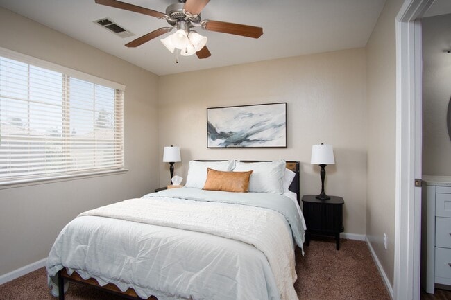 Building Photo - Full Furnished Short or Long-term rental i...