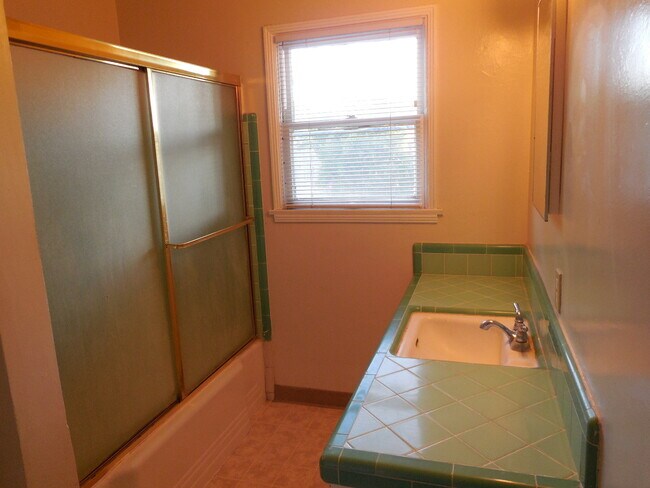 Building Photo - 456 Drakeley Ave