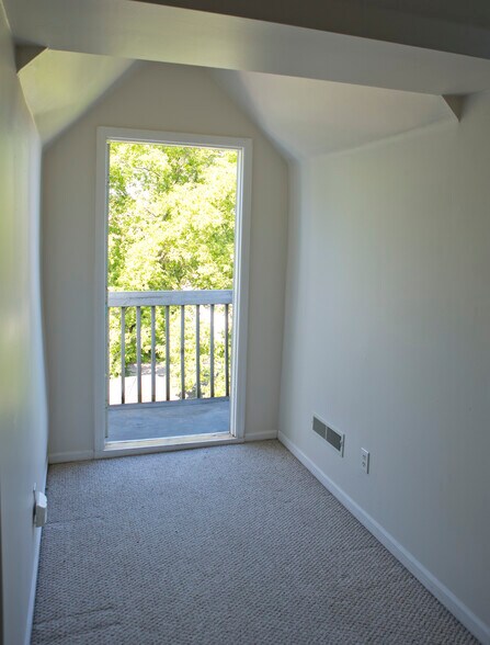 Building Photo - 225 Buell St