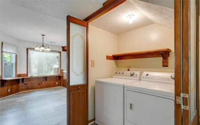 Building Photo - Large Home in Michael's Woods